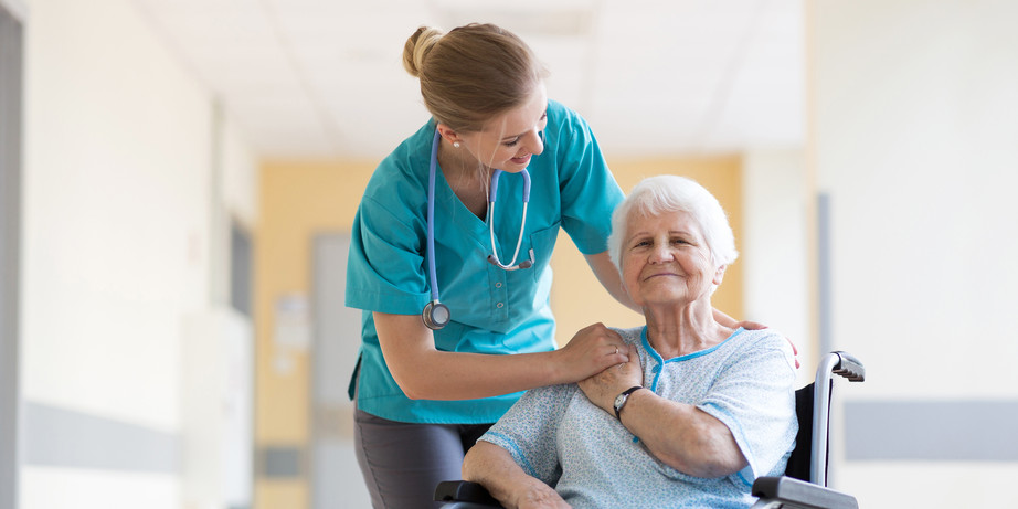 2020-11-18_Pflegekraft_mit_Patientin_im_Rollstuhl_AdobeStock_274078056.jpeg